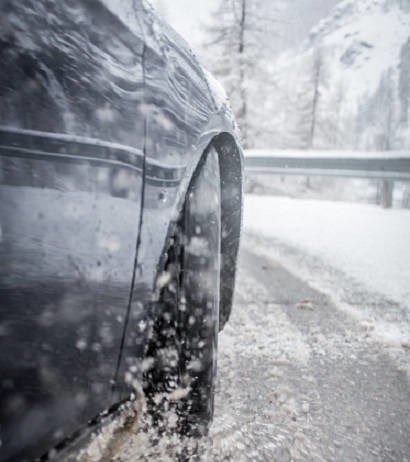 Zjawisko aquaplaningu – Nokian Tyres radzi jak się przed nim chronić