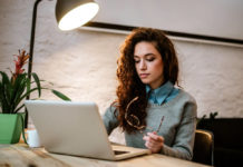 Jak znaleźć pracę przez internet?