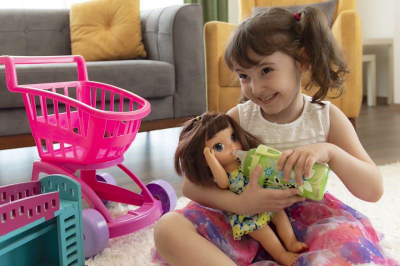 Dlaczego dziewczynki lubią się bawić lalkami L.O.L. O.M.G.