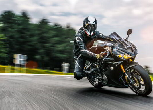 motocyklista na drodze